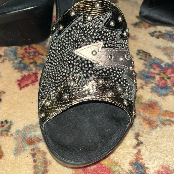 Elegant Black and Silver Open-Toe Sandals - Picture 12 of 12
